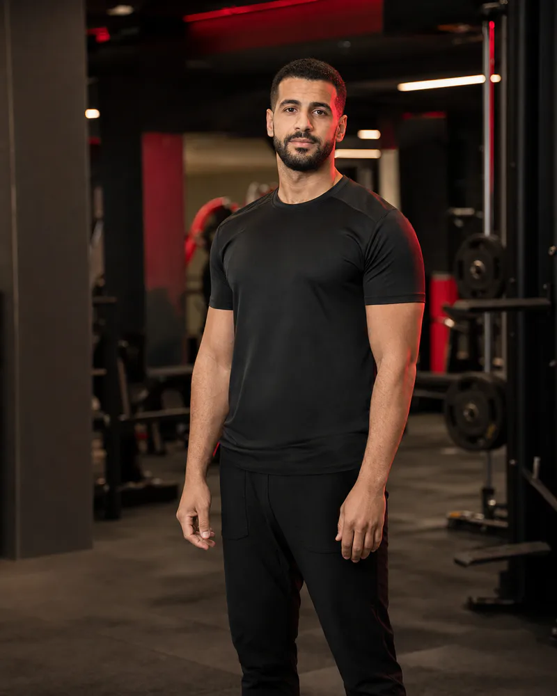 مدرب قوة داخل مساحة تدريب داكنة